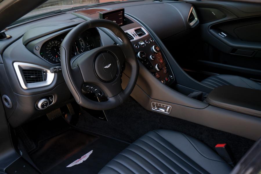Интерьер Aston Martin Vanquish Zagato 2017 года  (NA) (фото 8 из 40)